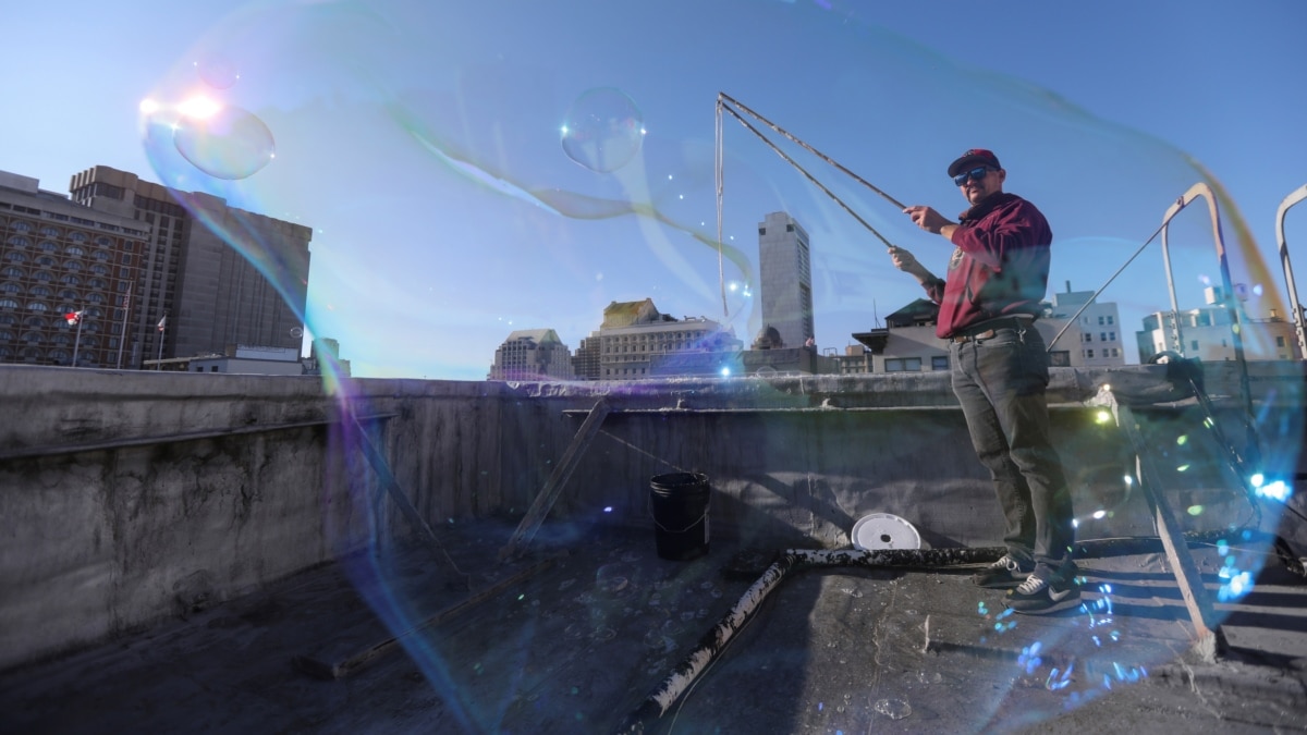 'Bubble Man' Spreads Joy Through Performance on San Francisco Streets