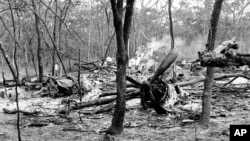 ARCHIVES-Les restes de l'avion à bord duquel était Dag Hammarskjold