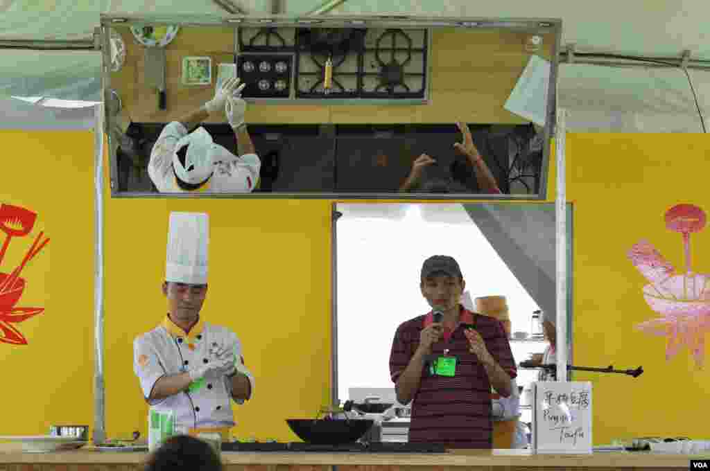 A Chinese cooking demonstration at the Smithsonian Folklife Festival in Washington, June 25, 2014. (Regina Catipon/VOA)