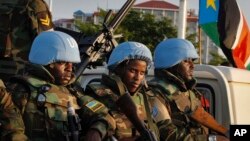 Des Casques bleus du Rwanda attendent à bord d'un véhicule à Juba, Soudan du Sud, 2 septembre 2016. 