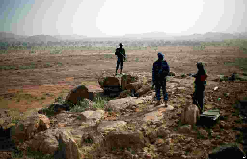 Malian troops man an observation post outside Sevare, Mali January 24, 2013. 
