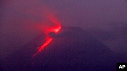 Lahar panas mengalir dari kawah Gunung Merapi, di Sleman, Yogyakarta, Indonesia, Senin dini hari, 9 Agustus 2021. (AP Photo/Slamet Riyadi)