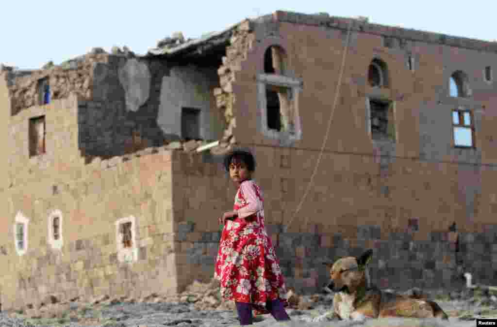 Yemen’in başkenti Sanaa’daki Faj Attan köyünde Suudi Arabistan liderliğindeki koalisyonun hava saldırısında vurulan bir evin yakınlarında Yemenli bir kız çocuğu