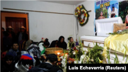 Residentes y familiares oran junto al ataúd de Claudia Gómez, joven guatemalteca que murió tras recibir un disparo de un oficial de la Patrulla Fronteriza de EEUU, en su funeral en San Juan Ostuncalco, Guatemala, 1 junio, 2018. REUTERS/ Luis Echeverría