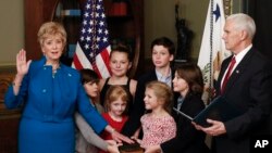 Wakil Presiden Mike Pence mengambil sumpah administrator usaha kecil Linda McMahon, yang didampingi enam cucunya, di kompleks Gedung Putih, Washington (14/2). (AP/Carolyn Kaster)