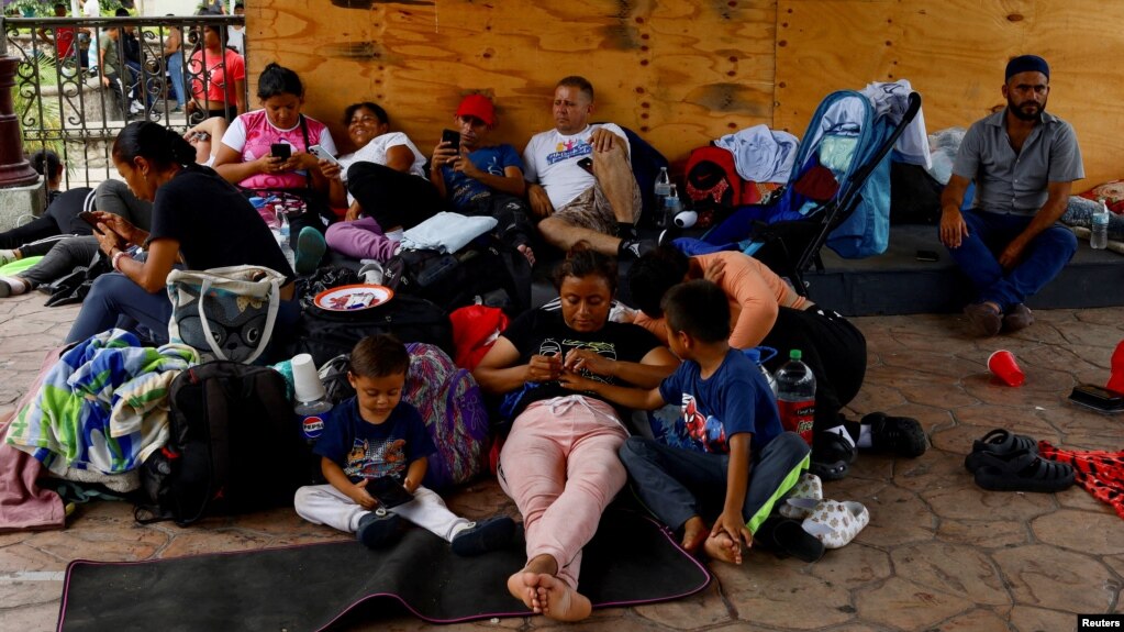 Migrantes descansan antes de continuar una caravana hacia la frontera con Estados Unidos, en Tapachula, México, 22 de julio de 2024. 