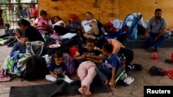 Migrantes descansan antes de continuar una caravana hacia la frontera con Estados Unidos, en Tapachula, México, 22 de julio de 2024. 