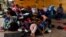 Migrantes descansan antes de continuar una caravana hacia la frontera con Estados Unidos, en Tapachula, México, 22 de julio de 2024. 