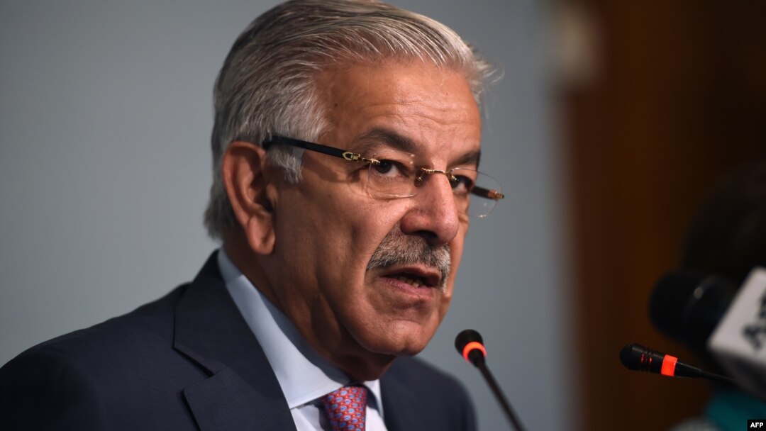 Menteri Luar Negeri Pakistan Khawaja Asif dalam konferensi pers di Islamabad, Pakistan, Kamis (7/9).