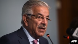 Menteri Luar Negeri Pakistan Khawaja Asif dalam konferensi pers di Islamabad, Pakistan, Kamis (7/9).