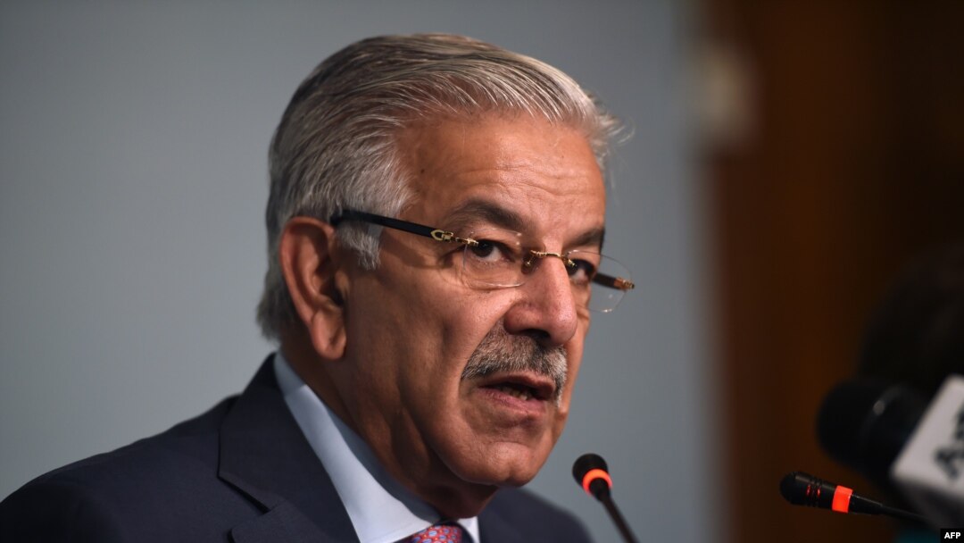 Menteri Luar Negari Pakistan Khawaja Asif menjawab pertanyaan wartawan pada sebuah konferensi pers di Islamabad, 7 September 2017.