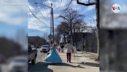 Disfrazándose de princesa por la vida de su padre