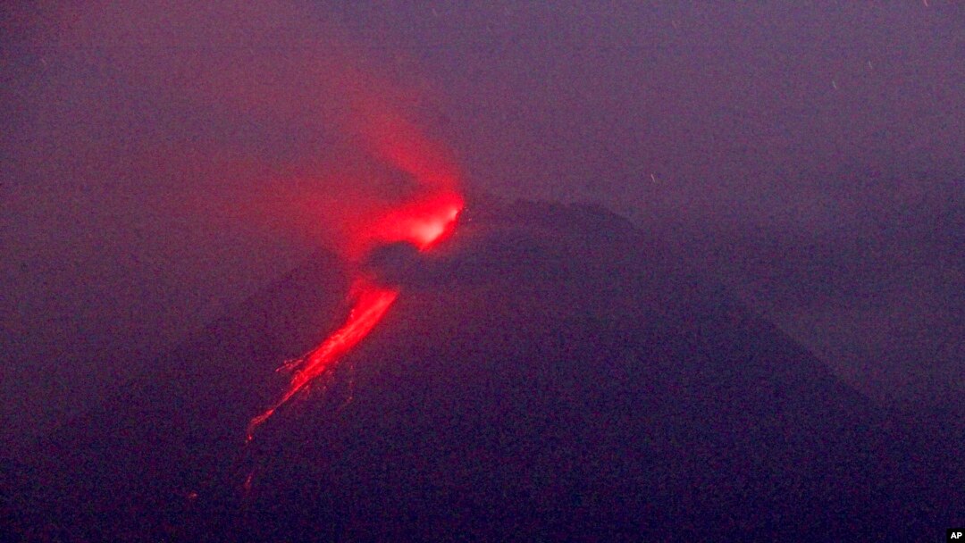 Lahar panas mengalir dari kawah Gunung Merapi, di Sleman, Yogyakarta, Indonesia, Senin dini hari, 9 Agustus 2021. (AP Photo/Slamet Riyadi)
