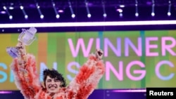 瑞士说唱歌手尼莫（Nemo）夺得2024年欧洲歌唱大赛冠军。今年赛事因主办单位允许以色列歌手参赛，引发支持巴勒斯坦的示威者上街抗议，再添浓厚的政治色彩。（路透社）