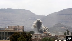 Serangan udara di Sana'a, Yaman tahun 2015 (Foto: dok). Serangan udara oleh pasukan koalisi pimpinan Arab Saudi menghantam sebuah rumah sakit di provinsi Hajja, Yaman utara, Senin (15/8).