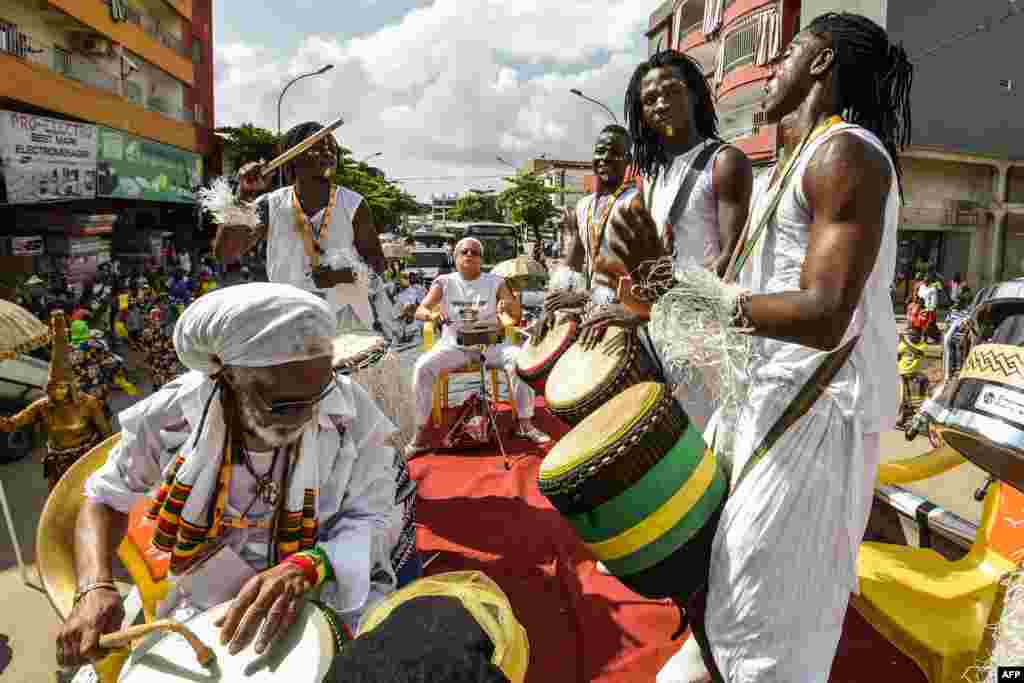 សមាជិកនៃក្រុម Jouvay Fest រាំ និងលេងតន្ត្រីនៅក្នុងការដើរក្បួនមួយ ក្នុងពេលចាប់ផ្តើមកម្មវិធី African Performing Arts Market នៅក្នុងក្រុង Abidjan ប្រទេសកូតឌីវ័រ (Ivory Coast) កាលពីថ្ងៃទី១០ ខែមីនា ឆ្នាំ២០១៨។