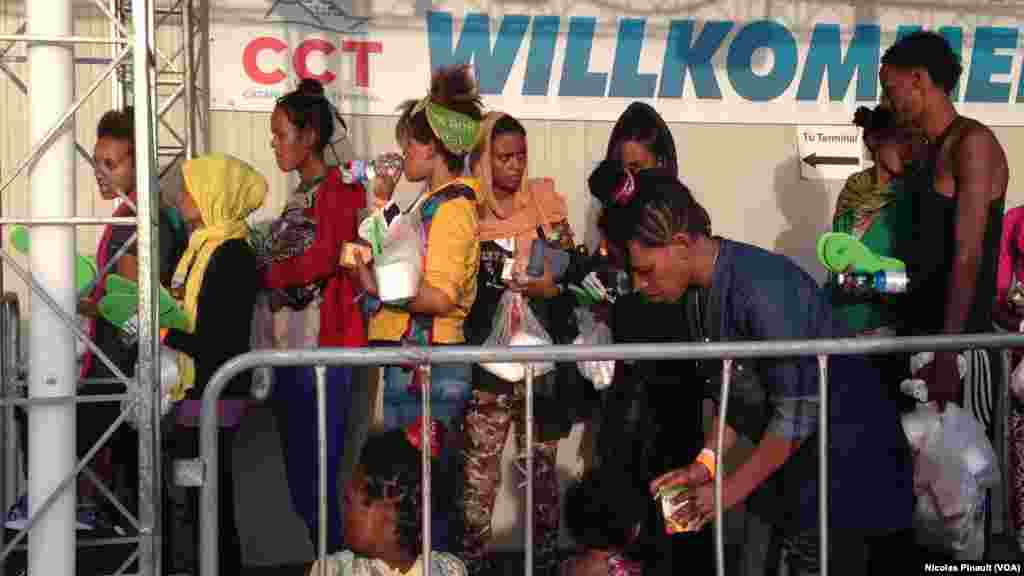 Des migrants attendent de se faire enregistrer par les autorités italiennes, Catane, Sicile, 6 octobre 2015 (Nicolas Pinault/VOA). &nbsp; &nbsp;