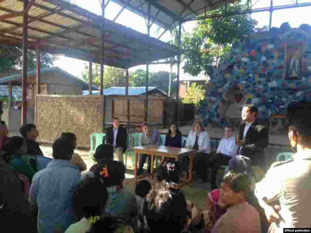 အေမရိကန္ လက္ေထာက္ႏုိင္ငံျခားေရး၀န္ႀကီး Tom Malinowski ျမစ္ႀကီးနား IDP ဒုကၡသည္စခန္းက ေျပာၾကားခ်က္ေတြကို နားေထာင္ခဲ့။ (Photo: US Embassy - Rangoon)