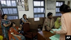 Pakistani election staff count ballots at a polling station in Islamabad, May 11, 2013. 