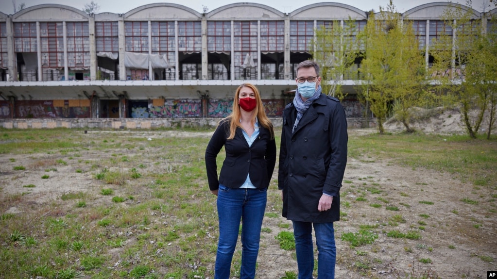 布达佩斯市长卡拉松尼（右）在复旦大学分校计划校址前合影（2021年4月26日）(photo:VOA)