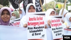 Aktivis Hizbut Tahrir melakukan aksi unjuk rasa memprotes film 'Innocence of Muslims' yang menghina Islam di depan Kedutaan Besar AS di Jakarta, Jumat 14/9 (foto: Fathiyah Wardah/VOA).