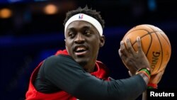 Pascal Siakam de Toronto s'échauffe avant un match contre Philadelphie, USA, le 8 décembre 2019.