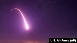 Rudal balistik antar benua Minuteman 3 terlihat dalam sebuah uji coba di Pangkan Udara Vandenberg di California, pada 2 Oktober 2019. (Foto: Staff Sgt. J.T. Armstrong/U.S. Air Force via AP)