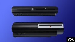 En la parte superior, la nueva PlayStation 3 Slim presenta un tamaño menor que su predecesora en la parte inferior.