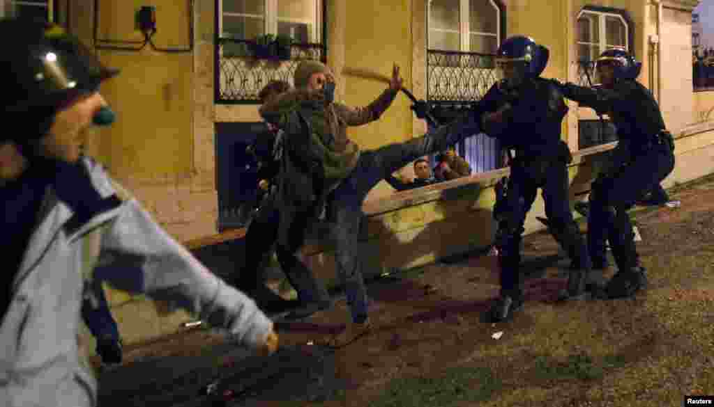 Manifestante tenta levar a melhor contra os agentes da polícia