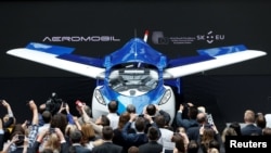 AeroMobil, sebuah purwarupa mobil terbang, tampil dalam sebuah upacara yang menandakan beralihnya kepresidenan Dewan Eropa secara bergiliran oleh Slovakia, di Brussels, Belgia, 7 Juli 2016 (foto: REUTERS/Francois Lenoir)