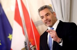 Kanselir Austria Karl Nehammer menghadiri presentasi rencana untuk memperkenalkan wajib vaksinasi COVID-19 untuk semua warga di Wina, Austria, 16 Januari 2022. (REUTERS/Lisi Niesner)