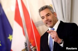 Kanselir Austria Karl Nehammer menghadiri presentasi rencana untuk memperkenalkan wajib vaksinasi COVID-19 untuk semua warga di Wina, Austria, 16 Januari 2022. (REUTERS/Lisi Niesner)