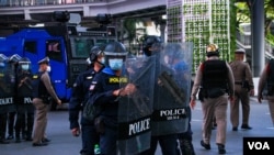 The Thai police force have came in for criticism for heavy handed tactics including alleged torture but the police spokesman has denied these claims. Officers on standby during anti government demonstrations in Bangkok, Nov. 14, 2021. (Tommy Walker/VOA)