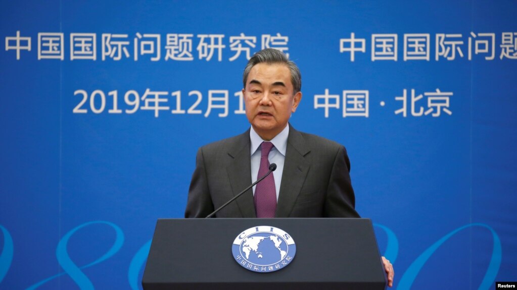 Ngoại trưởng TQ Vương Nghị phát biểu tại Diễn đàn Tình hình Quốc tế tại Bắc Kinh, TQ, ngày 13/12/2019. REUTERS/Jason Lee 