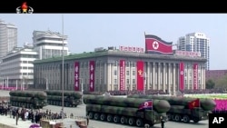 Демонстрація ракет під час війського параду у Пхеньяні 15 квітня 2017 року, з відео наданого північнокорейським каналом "КРТ"