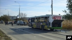 Oštećeni autobus nakon eksplozije koju je izazvala žena bombaš samoubica