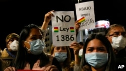 Manifestantes en La Paz, Bolivia, protestan contra la Ley de Legitimación de Ganancias Ilícitas y Financiamiento al Terrorismo el 10 de noviembre de 2021.