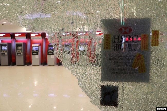香港汇丰银行在湾仔的一个自动取款机房在元旦大游行期间遭到破坏。（2020年1月1日）
