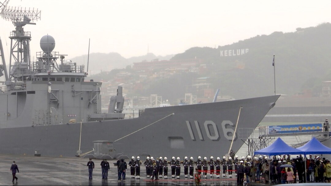 Para pelaut dan marinir berjaga di depan fregat berpeluru kendali Taiwan di pangkalan angkatan laut Taiwan di pelabuhan utara Keelung, Senin, 8 Maret 2021. (AP Photo/Johnson Lai)