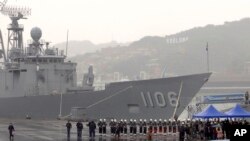 Pelaut dan marinir berjaga di depan fregat berpeluru kendali Taiwan di pangkalan angkatan laut di pelabuhan utara Keelung, Taiwan, Senin, 8 Maret 2021. (Foto: AP)
