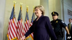 Hillary Clinton tana isa majalisar dokokin Amurka domin yin bayani. Washington, D.C., Oct. 22, 2015 