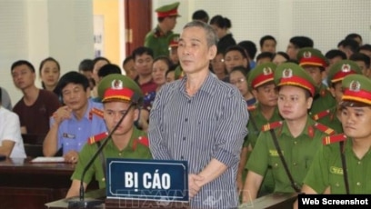 Nhà hoạt động Lê Đình Lượng bị tuyên án 20 năm tù tại phiên tòa ở Nghệ An ngày 16/8/2018. Photo: Báo Nghệ An