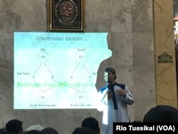 Penceramah Rahmat Baequni berbicara dalam acara "Tantangan Poligami di Akhir Zaman" di Bandung, Jumat (12/7/2019) malam. (VOA/Rio Tuasikal)