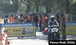 Penyekatan akses Jembatan Suramadu untuk menekan penyebaran wabah virus corona (COVID-19). (Foto: Petrus Riski/VOA)