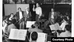 From left Eleazar de Carvalho, Serge Koussevitzky, Irwin Hoffman, Leonard Bernstein with TMC Fellows in this 1948 photo (Photo by Howard S. Babbitt Jr.)