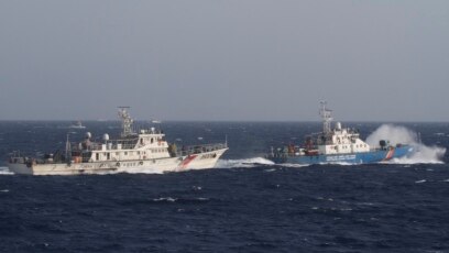 Tàu cảnh sát biển Việt Nam (phải) và tàu hải cảnh Trung Quốc trên Biển Đông vào thời điểm Trung Quốc đưa giàn khoan HD-981 đến vùng biển Việt Nam tuyên bố chủ quyền vào năm 2014.