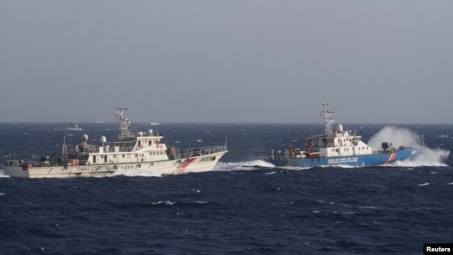 Tàu hải cảnh Việt Nam và Trung Quốc "vờn nhau" ở Biển Đông năm 2014.
