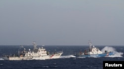 Tàu cảnh sát biển Việt Nam đối đầu tàu hải giám Trung Quốc trên Biển Đông trong cuộc khủng hoảng giàn khoan hồi năm 2014