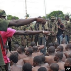 Des soldats loyaux à Ouattara et des personnes arrêtées à Abidjan ( 6 avril 2011)