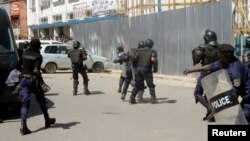 La police antiémeute disperse des manifestants à Lubumbashi, la capitale de la province du Katanga, 13 mai 2016